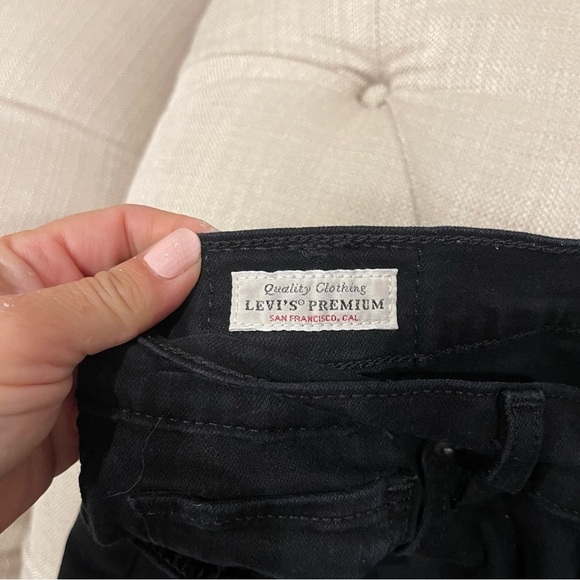 J: Levis Womens 724 High Rise Straight Raw Hem Distressed Knee Black Jeans Sz 28 - Picture 9 of 12